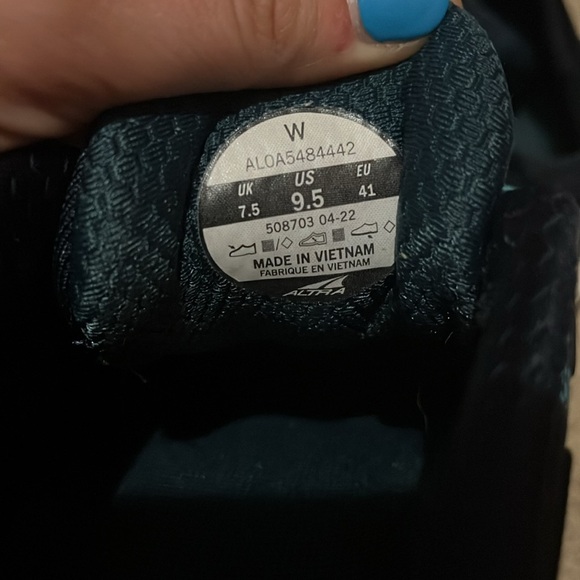 Women’s Altras - Picture 3 of 4